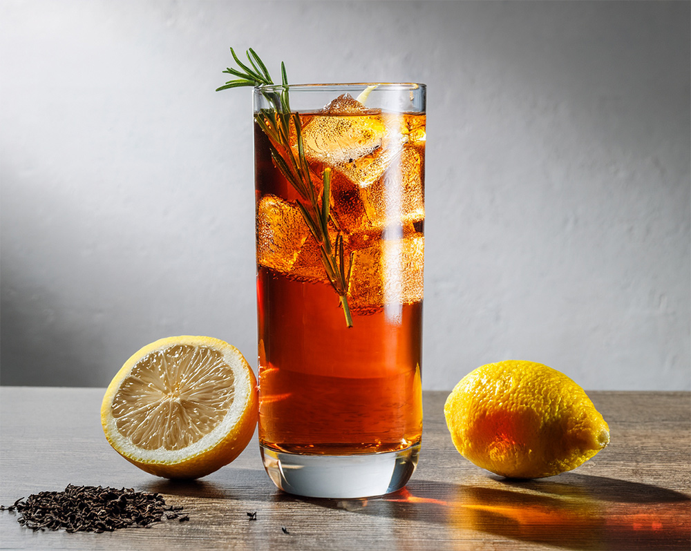 Herbaciane espresso tonic z herbatą Earl Grey, cytryną i rozmarynem